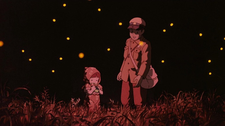 Seita et Setsuko dans un champ avec des lucioles dans Le Tombeau des Lucioles