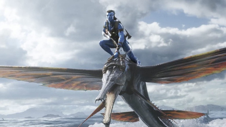 Jake Sully chevauchant une créature marine de Pandore au combat dans Avatar : La Voie de l'Eau (2022)