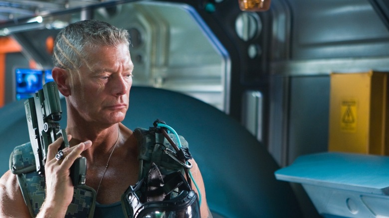 Miles Quaritch réveille Jake Sully dans Avatar (2009)