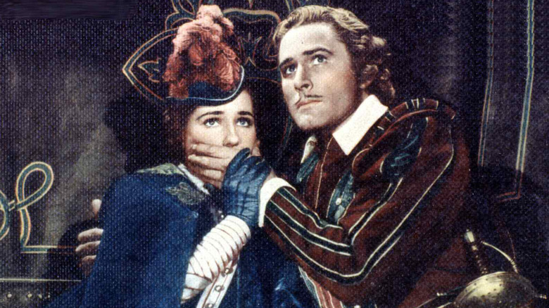 Geoffrey Thorpe tient une main sur la bouche de Dona Maria dans The Sea Hawk