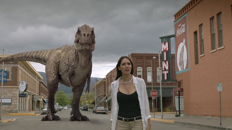 Une femme au hasard traquée par un dinosaure dans Dinosaurs vs. Aliens (2015)