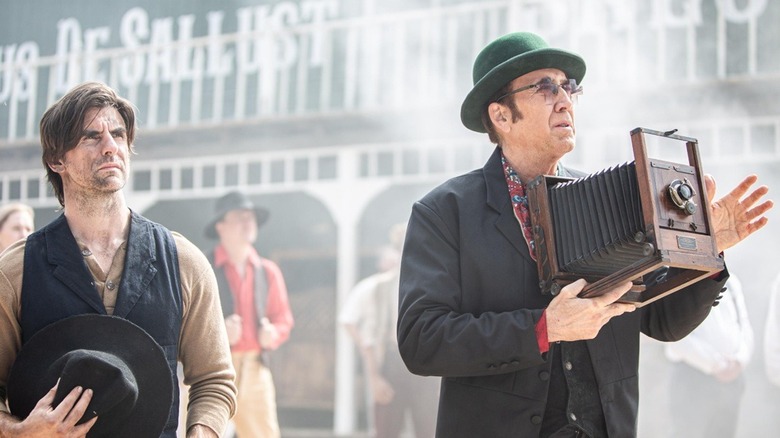 Ben essayant de prendre une photo dans Gunslingers (2025)