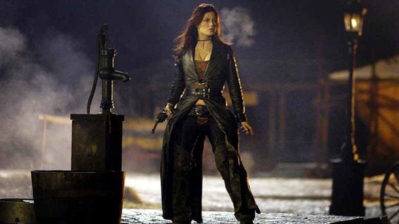 Rayne se promenant dans une ville occidentale dans BloodRayne II: Deliverance (2009)