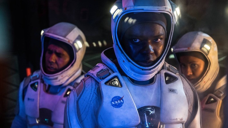 Monk, Kiel et Ava en combinaison spatiale dans 