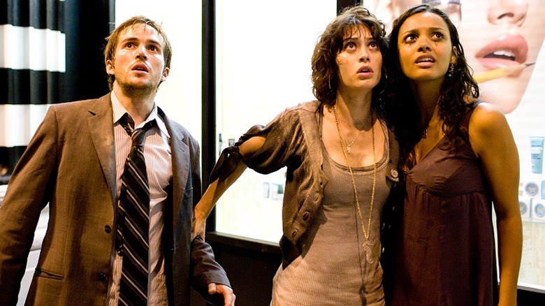 Lily, Marlena et Rob regardent échevelés 