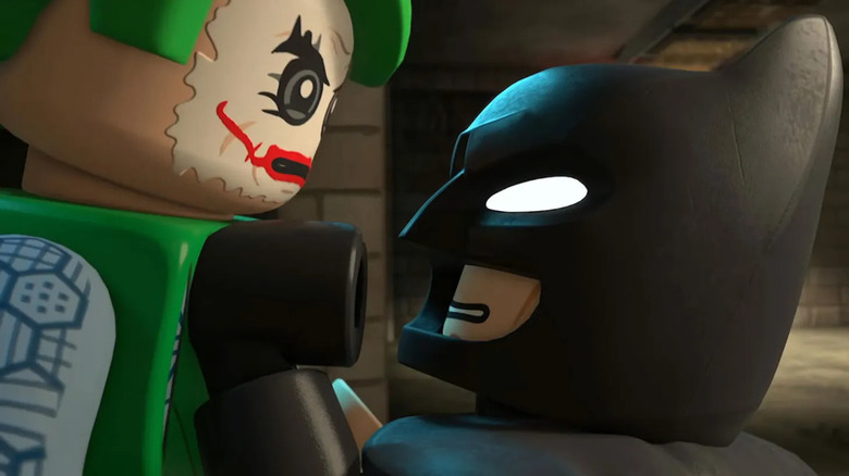 Batman brandissant le Joker dans Lego Batman : Legacy of the Dark Knight