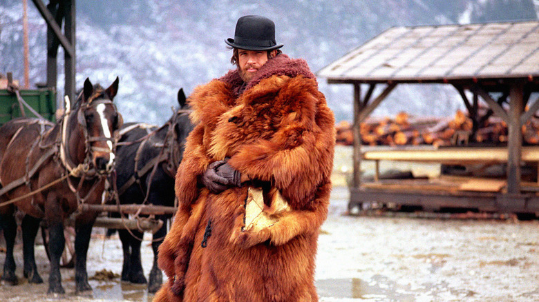 John McCabe, vêtu d'un grand manteau de fourrure, arrivant à l'église presbytérienne de Washington, dans McCabe et Mme Miller (1971)