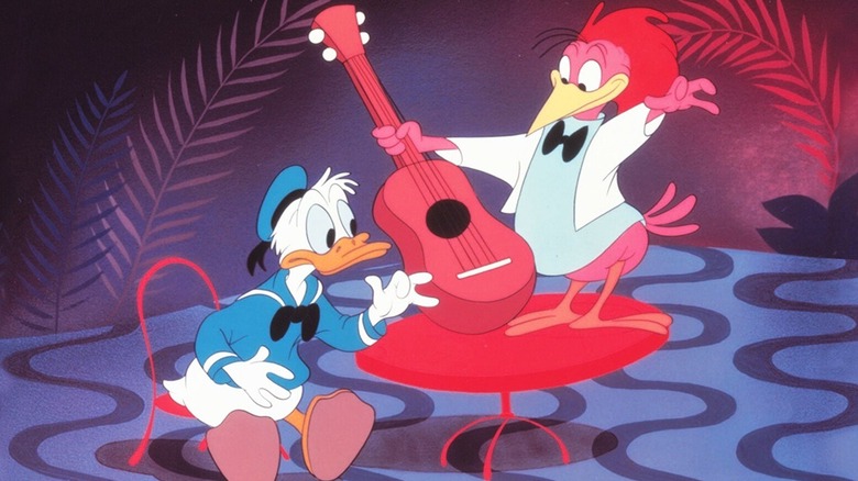 Donald Duck regardant l'Aracuan Bird jouer de la guitare dans Melody Time (1948)