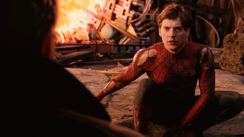 Spider-Man raisonne avec Otto Octavius ​​​​blessé à la fin de Spider-Man 2 (2004)