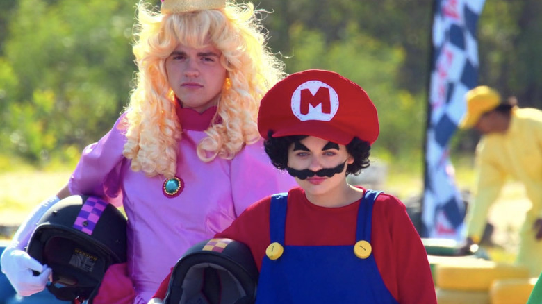Elle et Lee se sont habillés respectivement en Mario et en princesse Peach, alors qu'ils se préparaient à faire une course de karting à 
