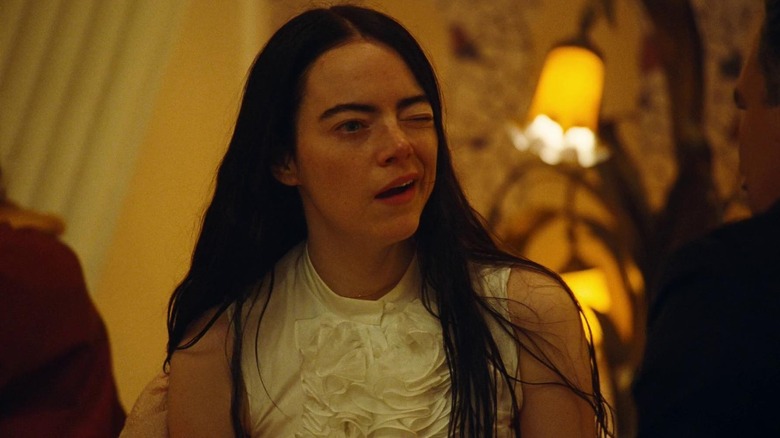 Bella Baxter faisant un clin d'œil dans Poor Things