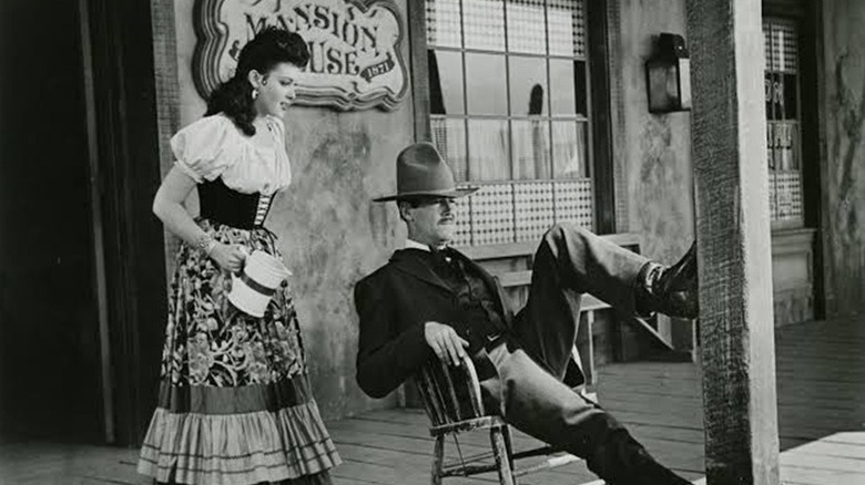 Wyatt Earp penché sur un porche dans My Darling Clementine (1946)