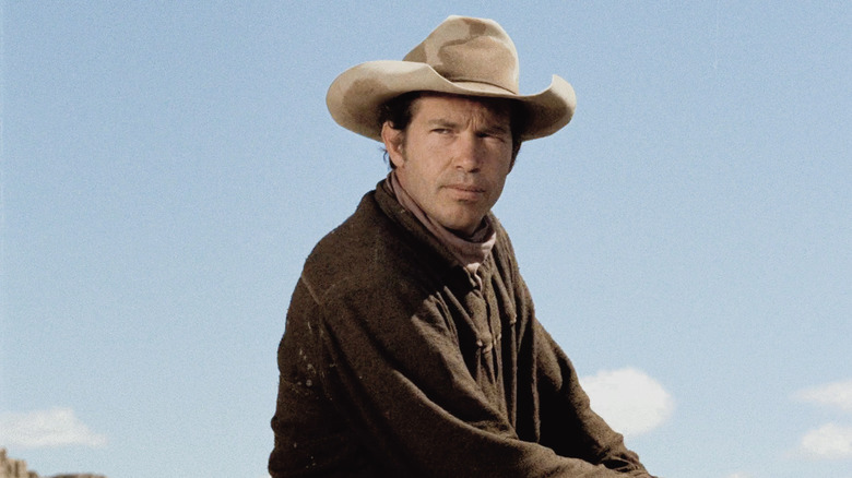 Willett Gashade regarde autour de lui avec inquiétude dans The Shooting (1966)