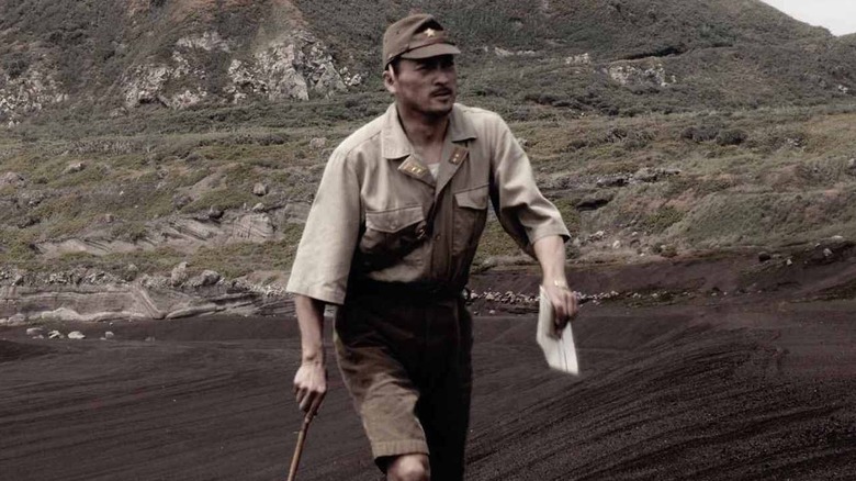 Le général Tadamichi Kuribayashi marchant sur les plages dans Lettres d'Iwo Jima (2006)