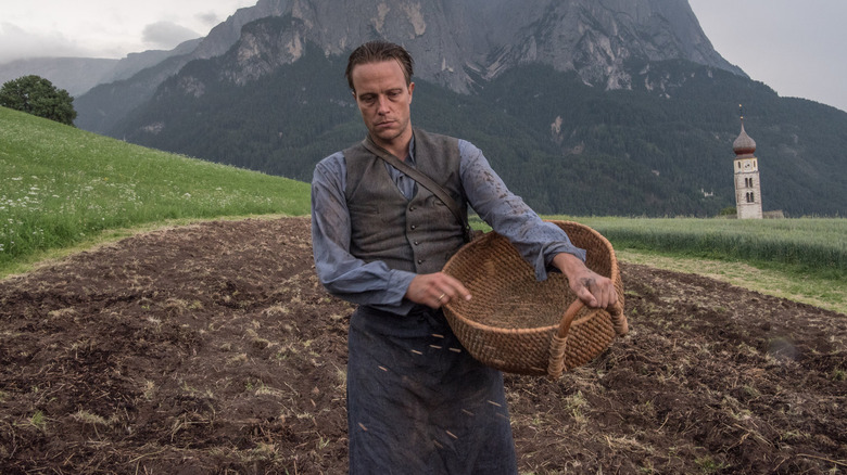 Franz Jägerstätter s'occupe de ses récoltes dans Une vie cachée (2019)