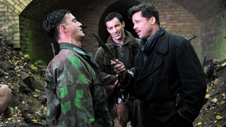 Le lieutenant Aldo Raine tient un soldat nazi sous la pointe d'un couteau dans Inglourious Basterds (2009)