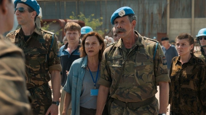 Aida avec quelques soldats à Quo Vadis, Aida ? (2020)