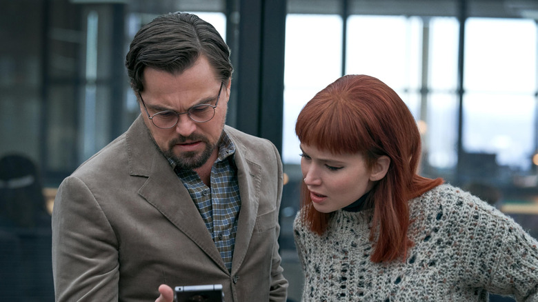 Kate et Randall lisent les informations dans "Ne cherchez pas"