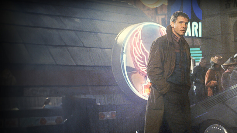 Deckard au centre-ville de Los Angeles dans Blade Runner (1982)