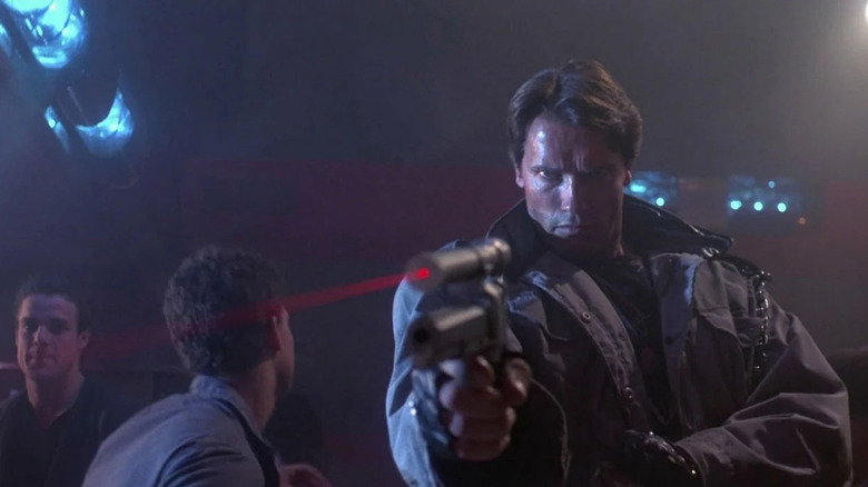 Le Terminator attaquant dans une boîte de nuit dans The Terminator (1984)