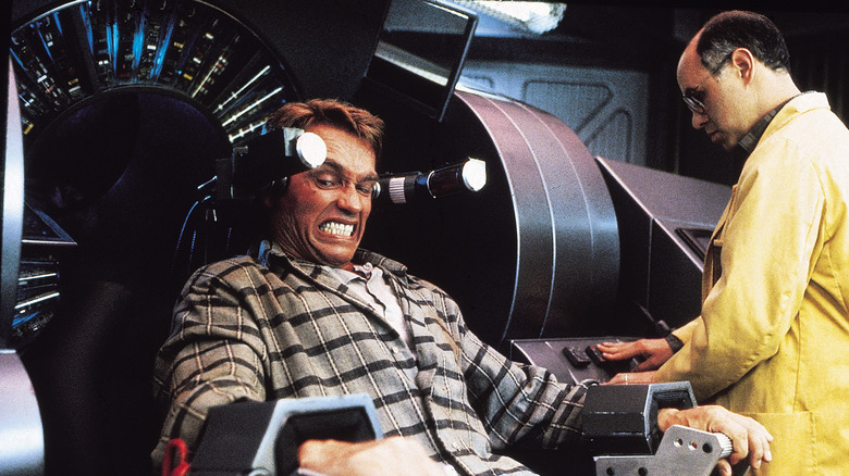 Douglas Quaid se fait implanter des souvenirs par Rekall dans Total Recall (1990)