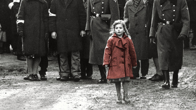La jeune fille au manteau rouge seule en couleur dans La Liste de Schindler