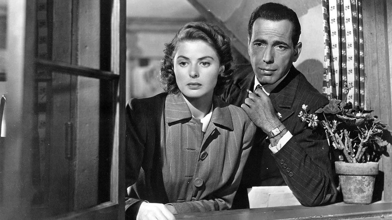 Ilsa et Rick à Paris regardant par la fenêtre à Casablanca