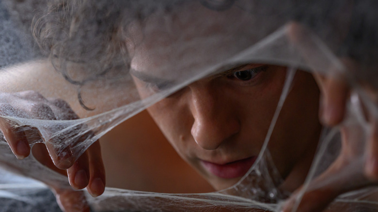 Peter Parker regardant à travers la sangle 