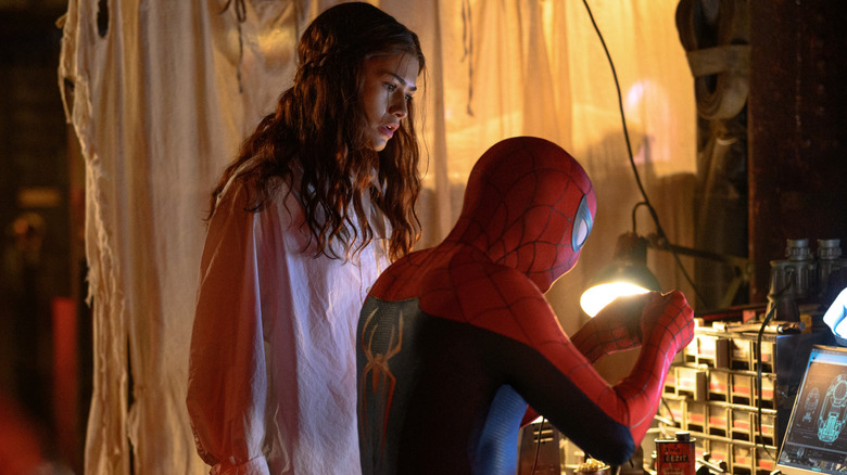 MJ regarde Spider-Man travailler sur un gadget 