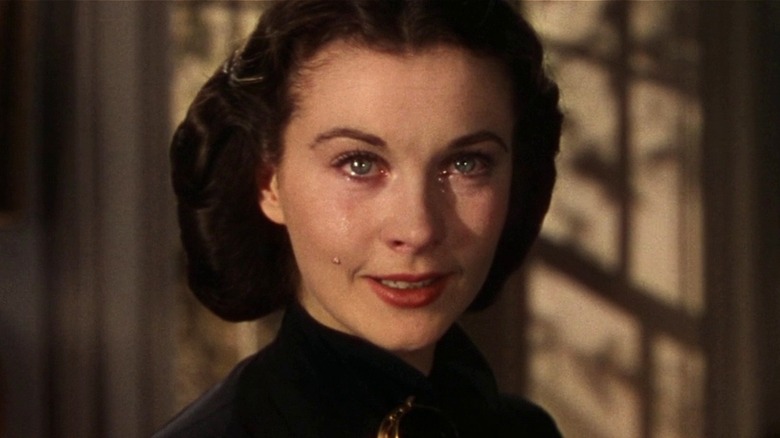 Scarlett a l'air féroce avec une larme coulant sur sa joue dans Autant en emporte le vent (1939)