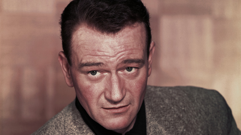 John Wayne pose pour une photo