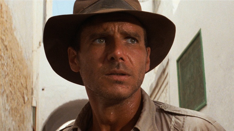 Indiana Jones regarde