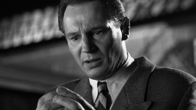 Oskar regarde quelque chose d'horrifié dans la Liste de Schindler
