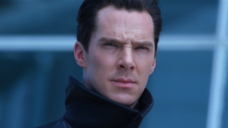 Khan observant son complot diabolique se dérouler dans Star Trek Into Darkness (2013)
