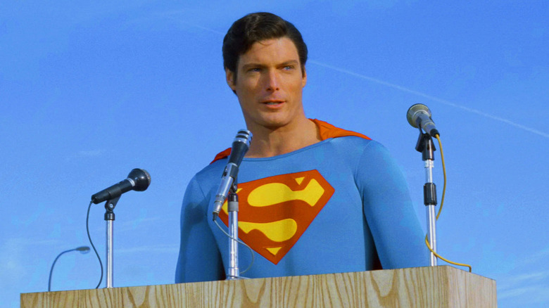 Superman s'exprimant sur le podium dans Superman IV : La quête de la paix (1987)
