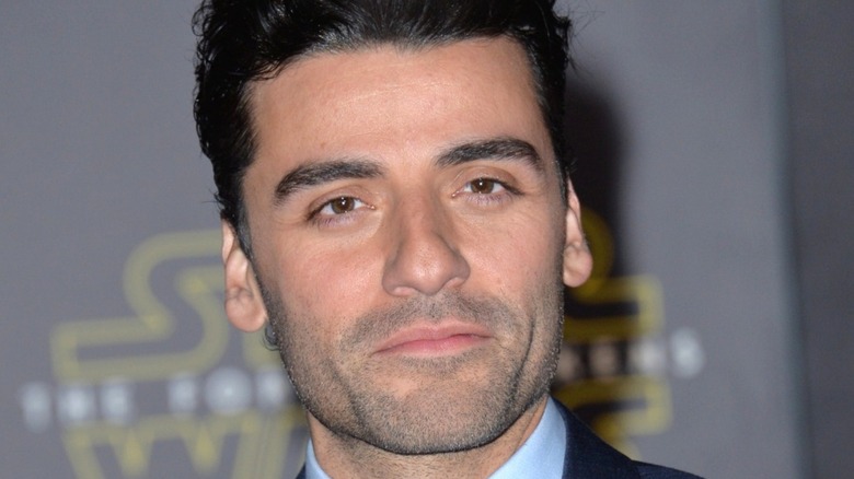 Oscar Isaac posant au Star Wars Junket