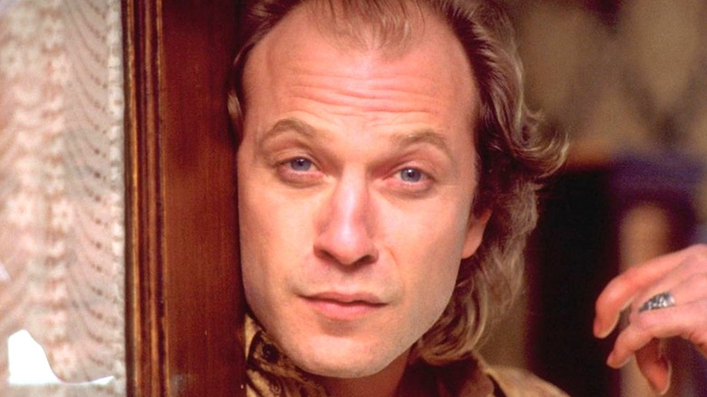 Jame Gumb/Buffalo Bill ouvre la porte