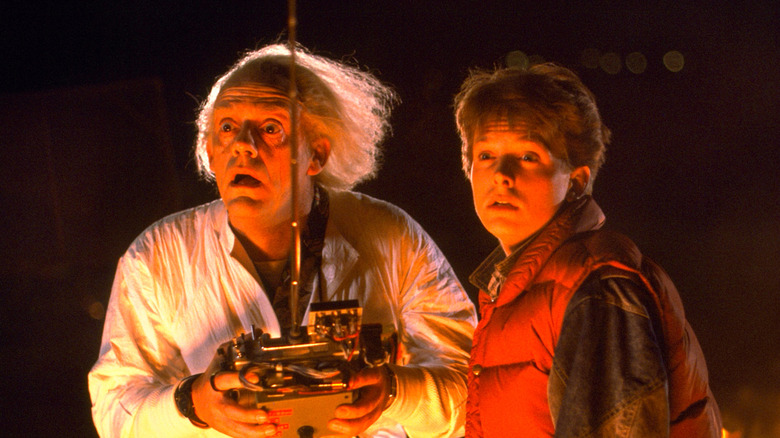 Doc Brown et Marty McFly assistent au voyage dans le temps dans Retour vers le futur (1985)