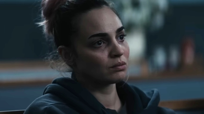 Alice a l'air sérieuse dans Evil Dead Burn (2026)
