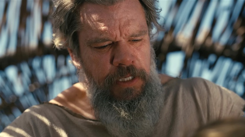 Ulysse regardant dans la cabane de Calypso dans L'Odyssée (2026)