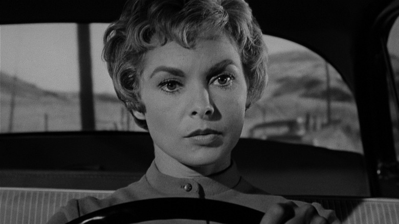 Marion Crane conduisant une voiture dans Psycho