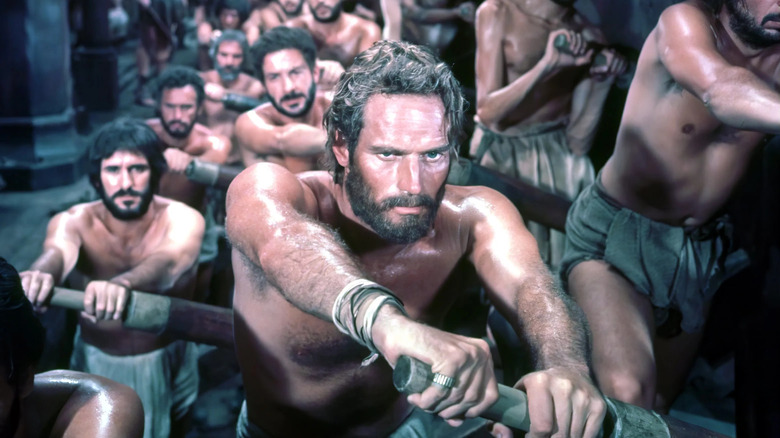 Judah Ben-Hur et d'autres qui travaillent dur à Ben-Hur