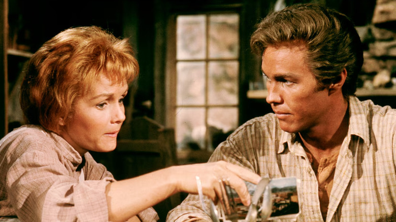 Molly et Johnny Brown inspectent une carte postale dans L'Insubmersible Molly Brown