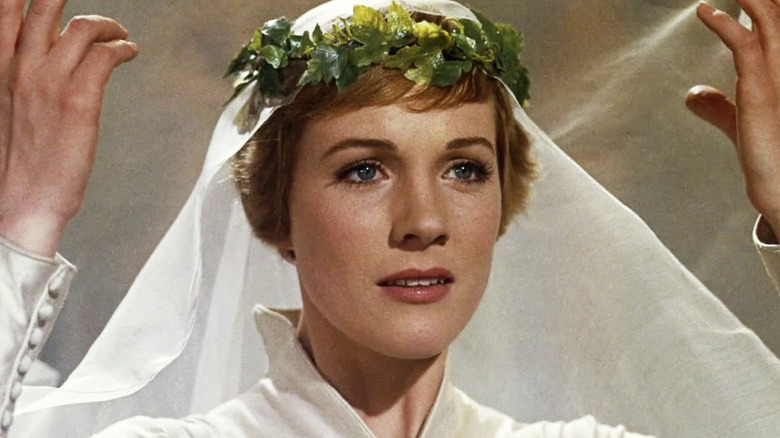 Maria souriante avec un casque blanc et une robe