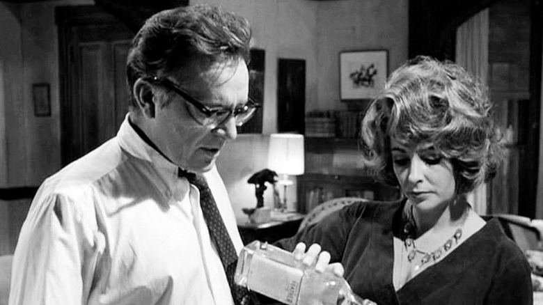George regarde Martha verser un verre dans Qui a peur de Virginia Woolf