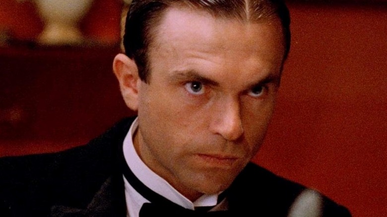 Sidney Reilly porte un smoking
