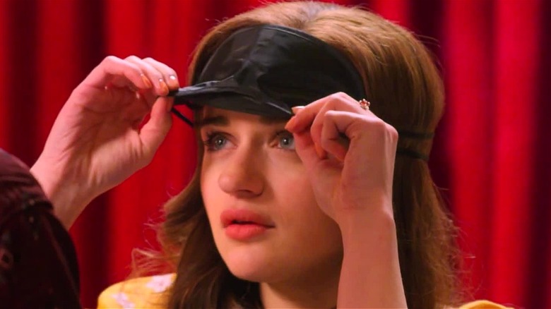 Elle enlève son masque pour les yeux