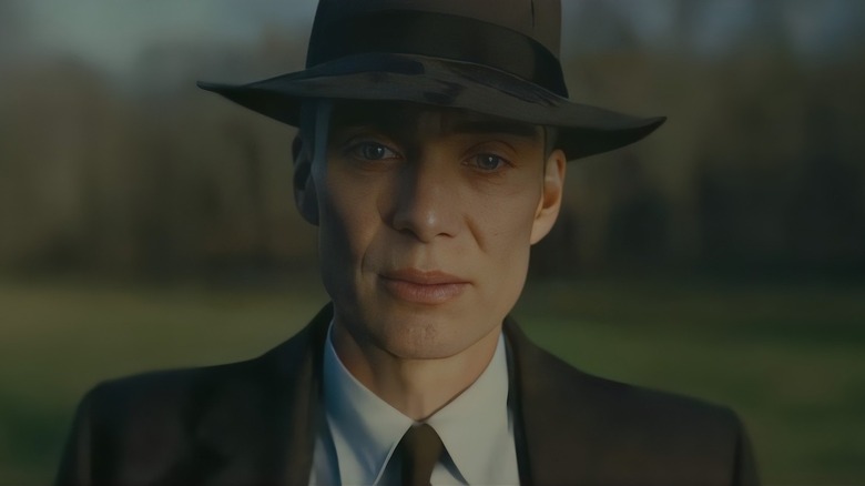 J. Robert Oppenheimer portant un chapeau