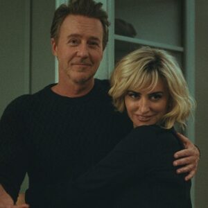 The Invite Review : Edward Norton et Penélope Cruz brillent dans une drame méchamment drôle