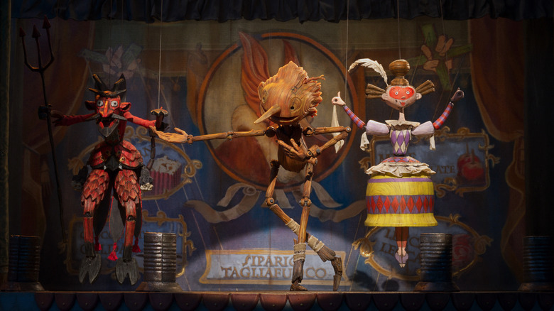 Pinocchio dansant sur une scène à Pinocchio